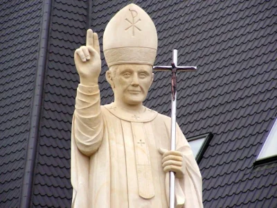 MarianoaItaliano - Tutaj pomnik papieża. Ale czy w ogóle przypomina Jana Pawła II to ...