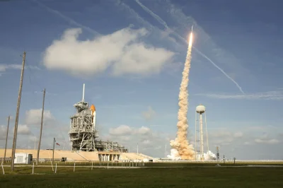 d.....4 - Start rakiety Ares I-X z kompleksu startowego 39B znajdującego się w Centru...