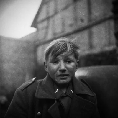HaHard - Niemiecki, 15-to letni żołnierz płacze po schwytaniu przez aliantów
Nie wie...