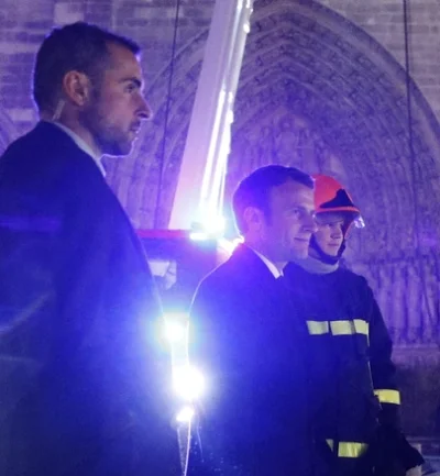 lunarny - Tak wygląda smutny prezydent Francji po spaleniu katedry Notre Dame
