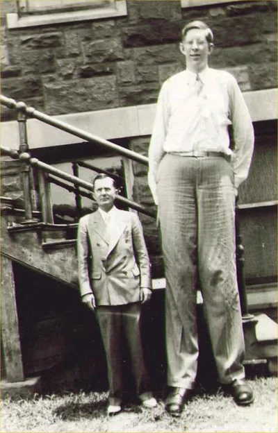 brusilow12 - Najwyższy człowiek świata Robert Wadlow (272 cm wzrostu) stojący obok os...