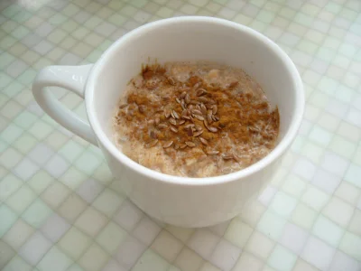 p.....k - Płatki ryżowe na mleku z siemieniem lnianym, cynamonem i miodem (◕‿◕)

SP...