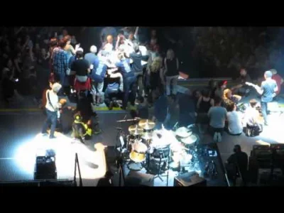 perkusista - Podczas wczorajszego występu w Montrealu Bono wyciągnął na scenę kilkadz...