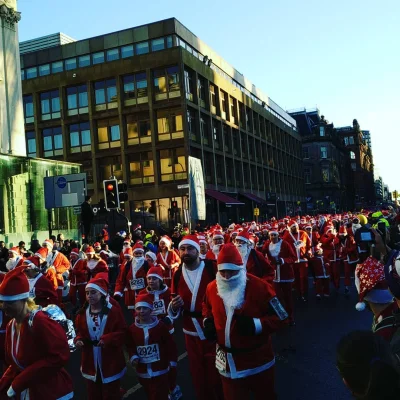 cactooos - A dzisiaj w Glasgow coroczny bieg Mikołajów, w tym roku 8000(｡◕‿‿◕｡) 
Bie...