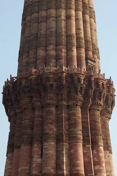 myrmekochoria - Zbliżenie na Qutb Minar. Minaret w Delhi, wzniesiony w XIII wieku z c...