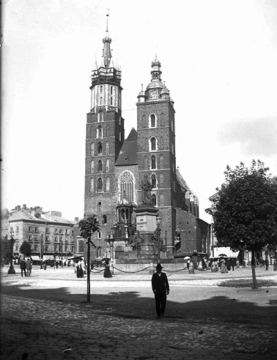 s.....w - Kościół Mariacki w Krakowie na fotografii z 1900 roku. Widok spod Sukiennic...
