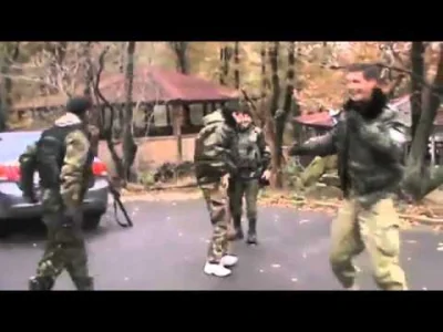 Endorfinek - A w przerwach między nękaniem ukraińskich jeńców, Givi bawi się tak:

...
