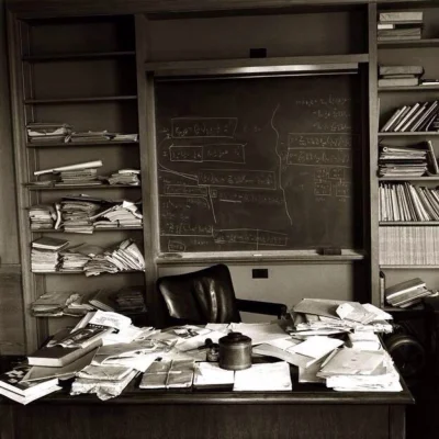 kerly - Biurko Einsteina w dniu jego śmierci.

klik

Jeżeli zabałaganione biurko j...