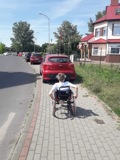 Bzdziuch - Podły wózkowicz prowokuje chcąc przejechać obok samochodu zaparkowanego w ...