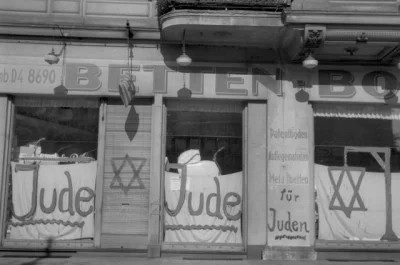 Amadeo - > Oblano farbą drzwi ojej

@Czosnek-Pospolity: Oblano żydowi farbą sklep o...
