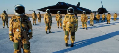 s.....w - SR-71 Blackbird i piloci w skafandrach ciśnieniowych, będących protoplastą ...