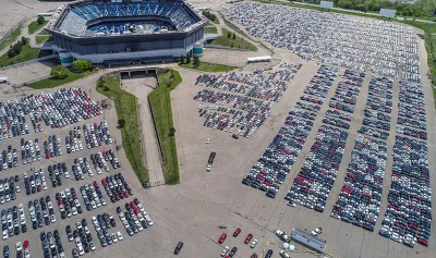 tapps_pl - Stadion Silverdome w Detroit i jego parking. Cmentarz dla aut Volgswagena,...
