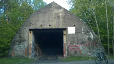 PanMinister - 10 km na południe we wsi Jeleń znajduje sie podobny 355m bunkier kolejo...