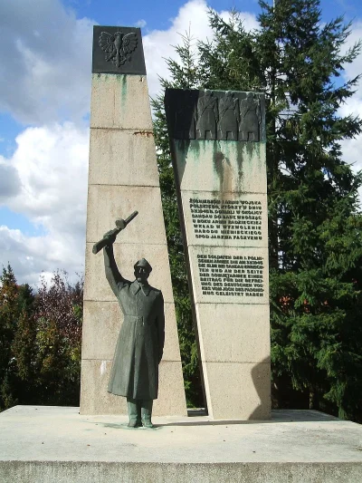 Fozi - @bigger: W Berlinie może nie. Ale tam gdzie do Łaby doszła 1 Armia stoi pomnik...