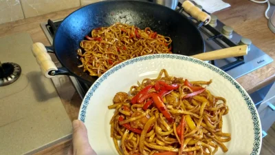 Keep_Calm - CHOW MEIN Z KREWETKAMI 

Składniki:

- makaron chow mein (250 g), 
- 10 k...