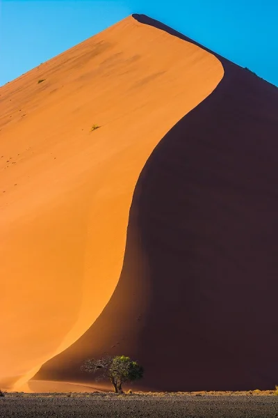 r.....t - #namibia 
 Classic dune shot from Sossusvlei in Namibia

Niesamowita #fot...