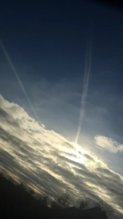 Crowlek - Chemitrails :O 
Uważajcie miruny, nie wychodźcie z piwnic 

#chemtrails #he...