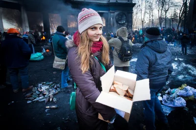 k.....5 - Ukraińska kobieta rozdaje kanapki protestującym.

#ladnapani #ukraina #kana...