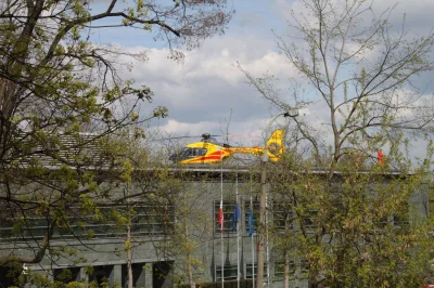 C.....r - > 333

@szancik: Helikopter ratowniczy na lądowisku przy ul. Karowej 10, ...