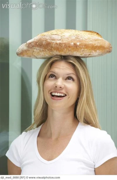 Colek - #stockphoto



Pani z bochenkiem chleba na głowie jest uradowana.
