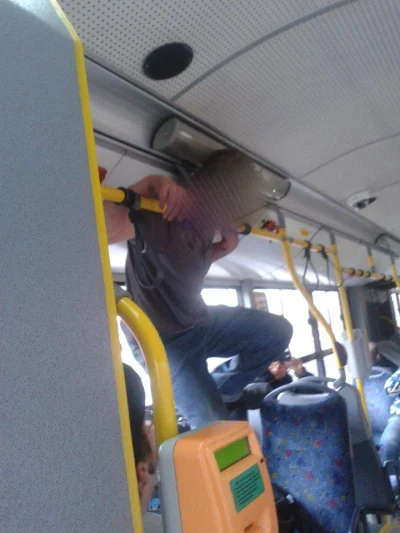 b.....a - "dzisiejszy idiota w autobusie linii 96, próbował przejść między rurą a suf...