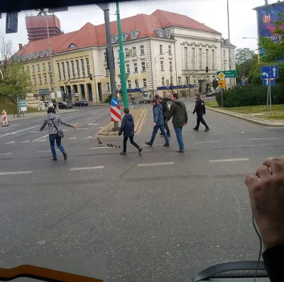 maakumba - @maakumba: Znalezione na FB. Poznań, centrum, kilku mieszkańców eskortuje ...