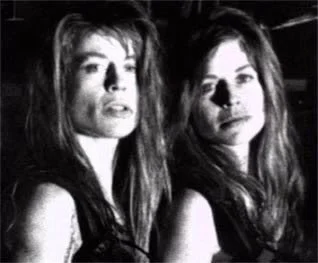 xandra - Linda Haminton ze swoją siostrą bliźniaczką Leslie na planie Terminatora 2
...