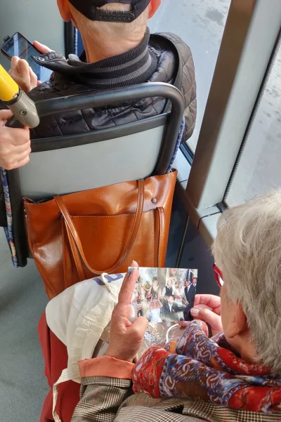 buja - Starsza kobieta przegląda Instagram w drodze na targowisko na Dworcu Świebodzk...