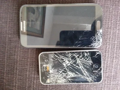 rogaty_kosiarz - Samsung, to na górze, spadł mi tak z ok 30 cm na podłogę, widać co s...