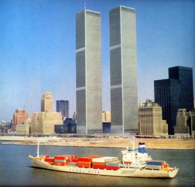 JanParowka - Jugosłowiański kontenerowiec przed wieżami WTC. Warto zwrócić uwagę na p...