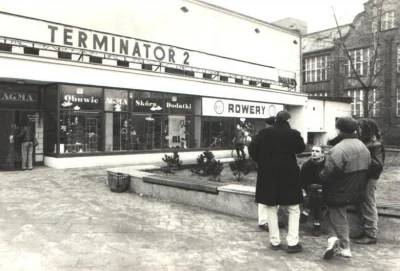 w.....z - Poznań, lata 90 Nieistniejące już kino Bałtyk. 
#poznan #kino #terminator2
