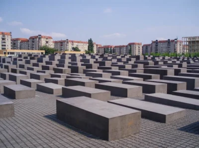 stahs - I jeszcze jeden chichot historii - pomnik holokaustu w Berlinie pokryty jest ...