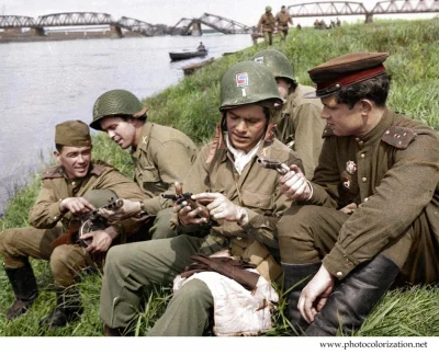 brusilow12 - Sowieccy i amerykańscy żołnierze podczas spotkania w w Torgau nad Łabą, ...