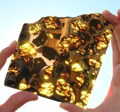 Lila - Pallasyt - meteoryt żelazno-kamienny, składa się z dużych kryształów oliwinu z...