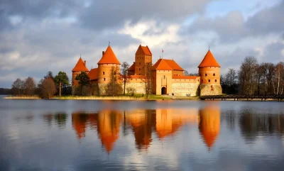 S.....n - Bardzo fajne miasto. Z mojego punktu widzenia to taki zabytkami może konkur...