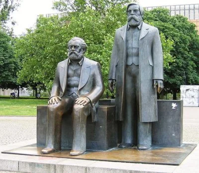 krolik1555 - W centrum Berlina nadal straszy pomnik. Marks i Engels wiecznie żywy.