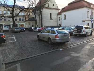 Dinth - Nie ma to jak zaparkować sobie na jedynym wjeździe na parking #krakow #janusz...