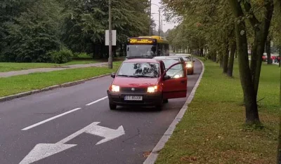 biednie - „Jadąc krajową jedynką na odcinku prostym i bez ograniczeń, jedzie sobie cz...