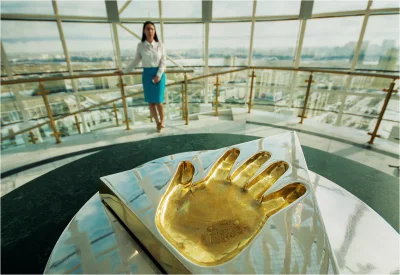 ff91 - Jeszcze raz #Astana, stolica Kazachstanu. Ta złota dłoń to podpis_ prezydenta ...