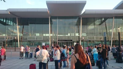 23kulpamens - Gurwa Mirki. Alarm bombowy na lotnisku we Wrocławiu. Nie ma lotów :( #w...