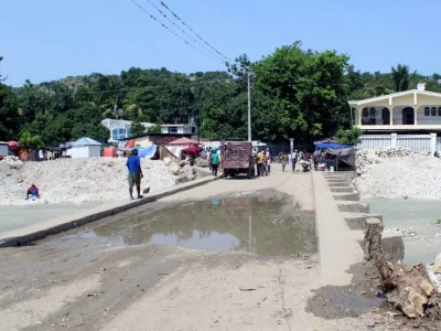 mateoaka - Pora na kolejny wpis o Polskiej wsi Cazale w Haiti. Na zdjęciu most w cent...