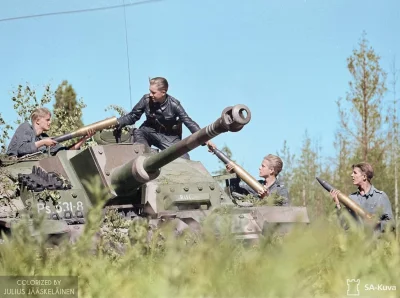 Cisnienierosniena_maksa - Fińska załoga czołgu uzupełniająca amunicję do Sturmgeschüt...