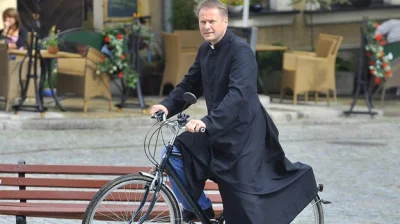A.....h - @jakub-dolega: Nasz Bond dla odmiany jeździ rowerem.