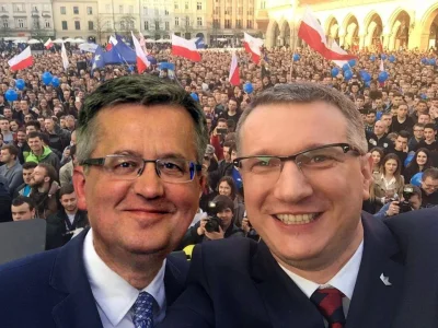 Notomozemalaanegdotka - Bronisław Komorowski na wiecu w Krakowie robi sobie pamiątkow...