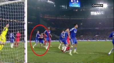 O.....9 - Gdy Thiago Silva strzelał gola na 2:2, John Terry w polu karnym krył... Gar...