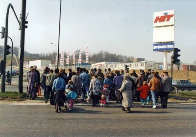 DerMirker - Ludzie zmierzający na zakupy do supermarketu HIT na Prokocimiu, lata 90. ...