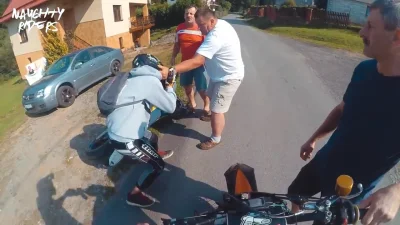 G.....s - Tak motocykliści skakali, a mam wrażenie, że sam pan w białym zabiłby ich j...