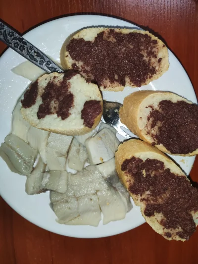 downinthedumps - Kolacja do oceny: śledź + bagietka z nutella
 #gotujzwykopem