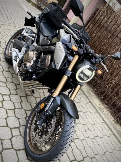 schodek - Mirki, 
#chwalesie Nowy nabytek już czeka na sezon. Honda CB650r. #motoryza...