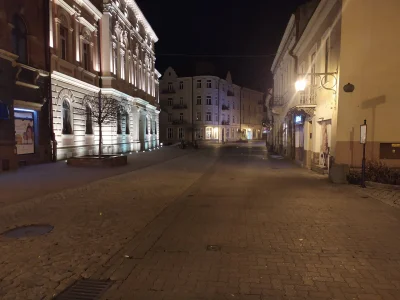 oblaczek - #tarnow centrum miasta, środa 18.38. Ah... Dobrze, że to miasto tętni życi...